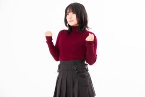 頑張るぞ！とポーズする女性
