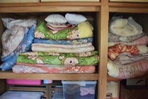 押し入れに溜まっている布団の写真