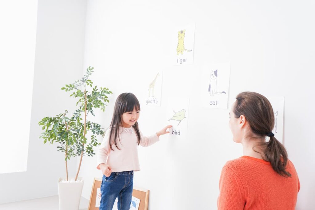 外国人と会話する子供