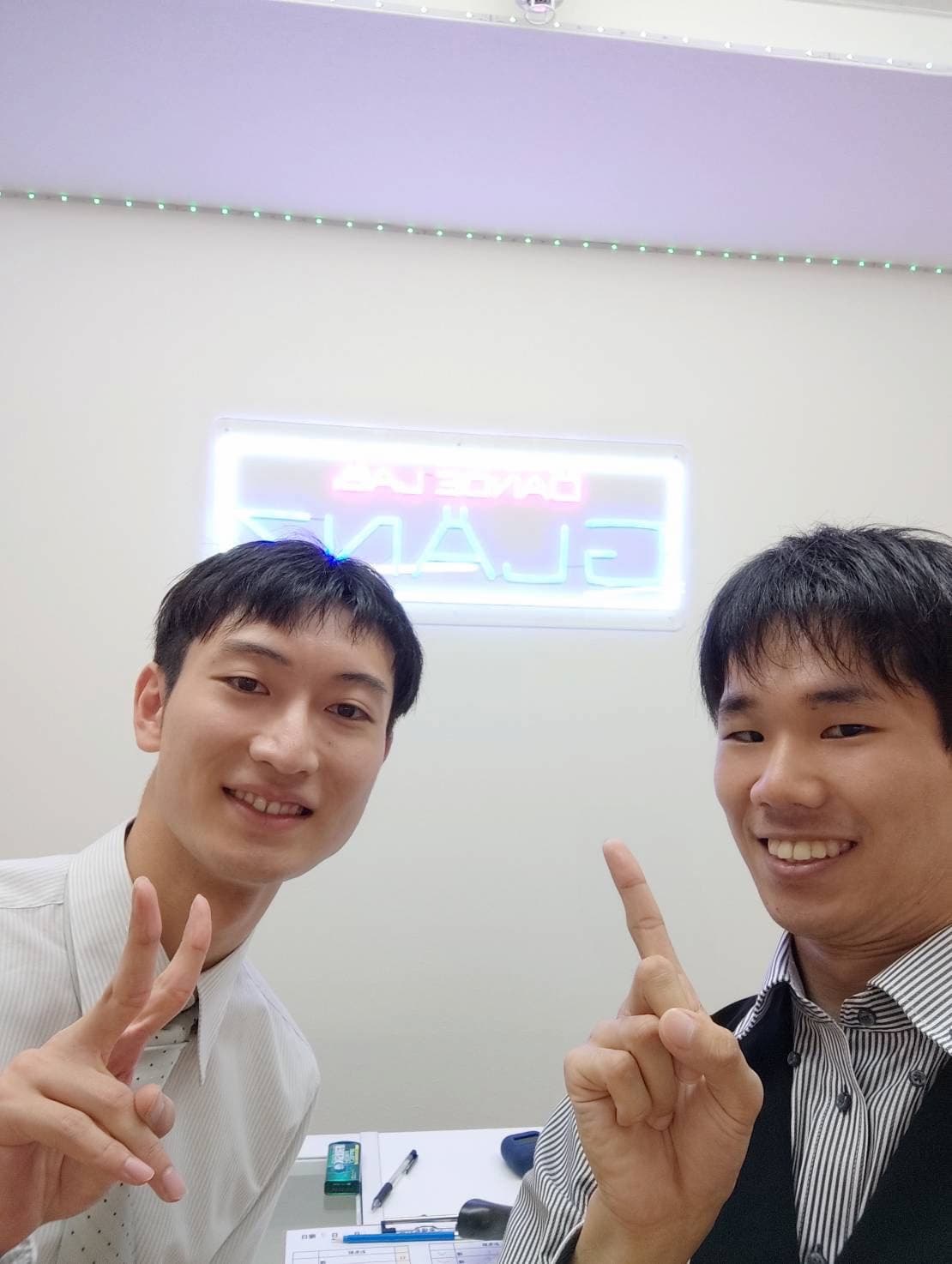 グランツさん　看板前で写真を撮る二人の写真