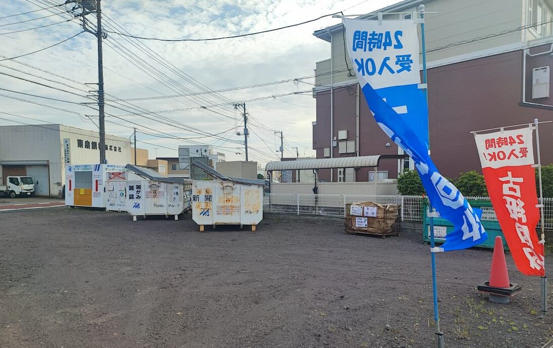 沼津市大岡の古紙回収コンテナ