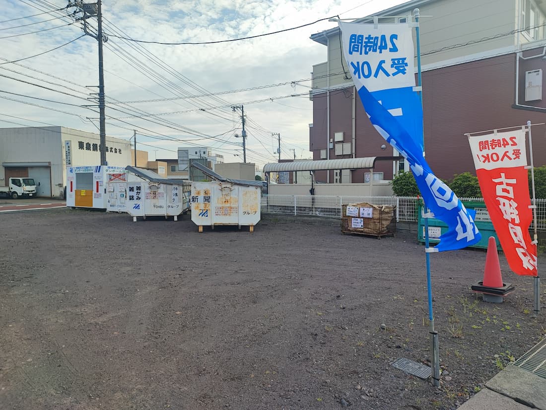 沼津市大岡の古紙回収コンテナ